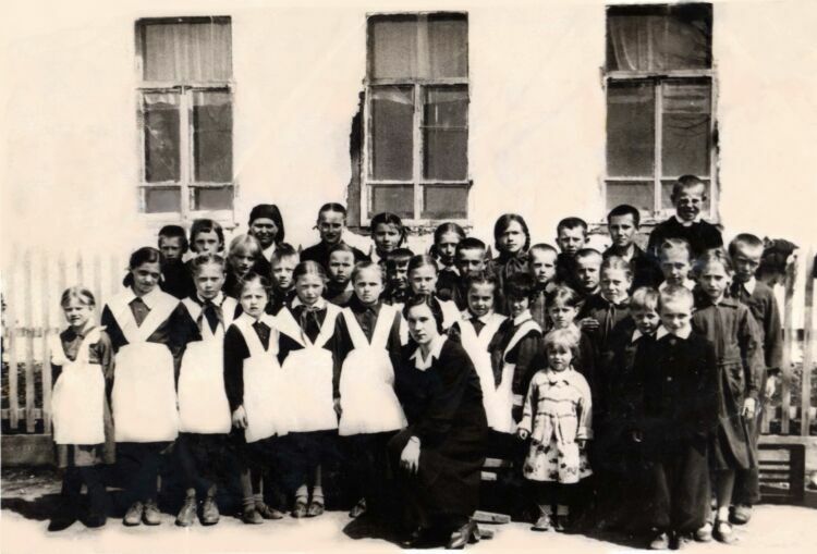 Начальная школа с. Крещеновка. 1957г.