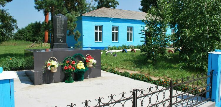 Памятник в Луговом