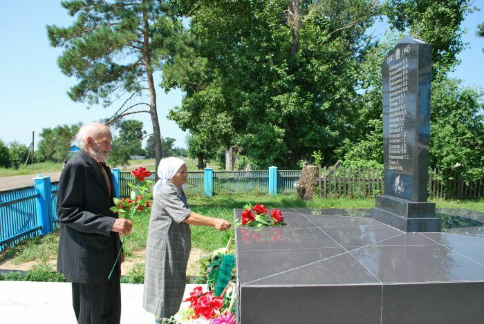Село Луговое. Памятник