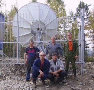 Бригада после монтажа станции спутниковой связи в п. Экимчан