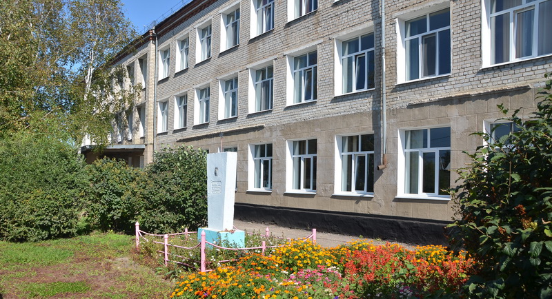 Здание Ивановской школы, памятник Матыцину